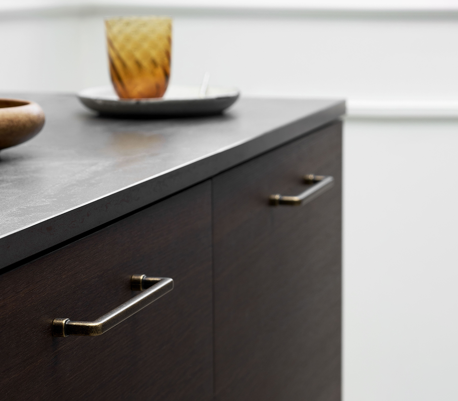 LGM Beschlag - goldene used-look Möbelgriffe an dunklem Küchenschrank