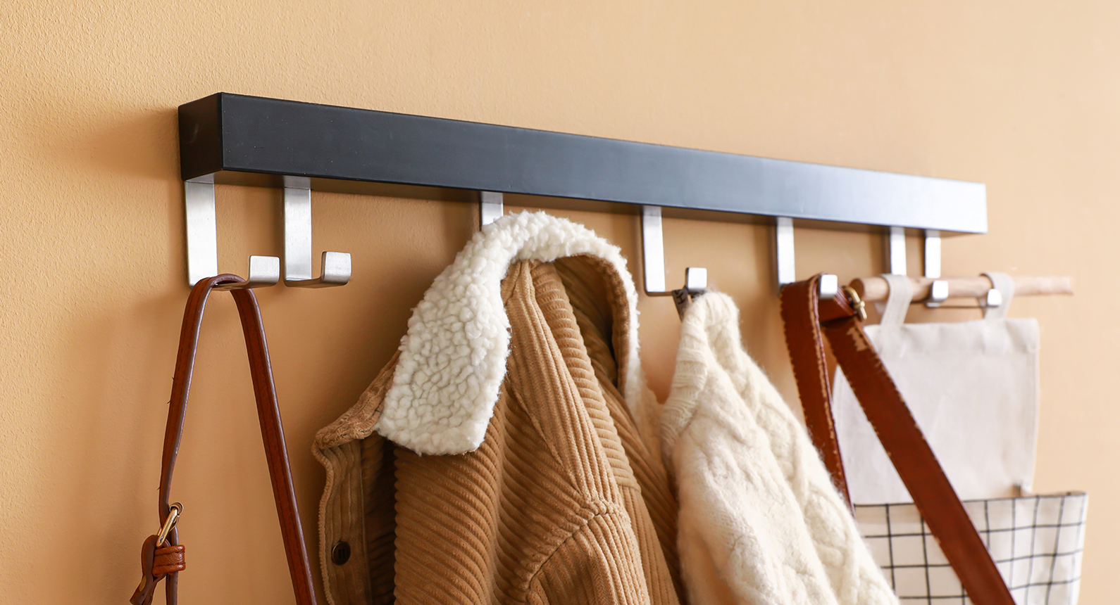 LGM Beschlag - Hakenleiste in Garderobe mit Mantel und Taschen