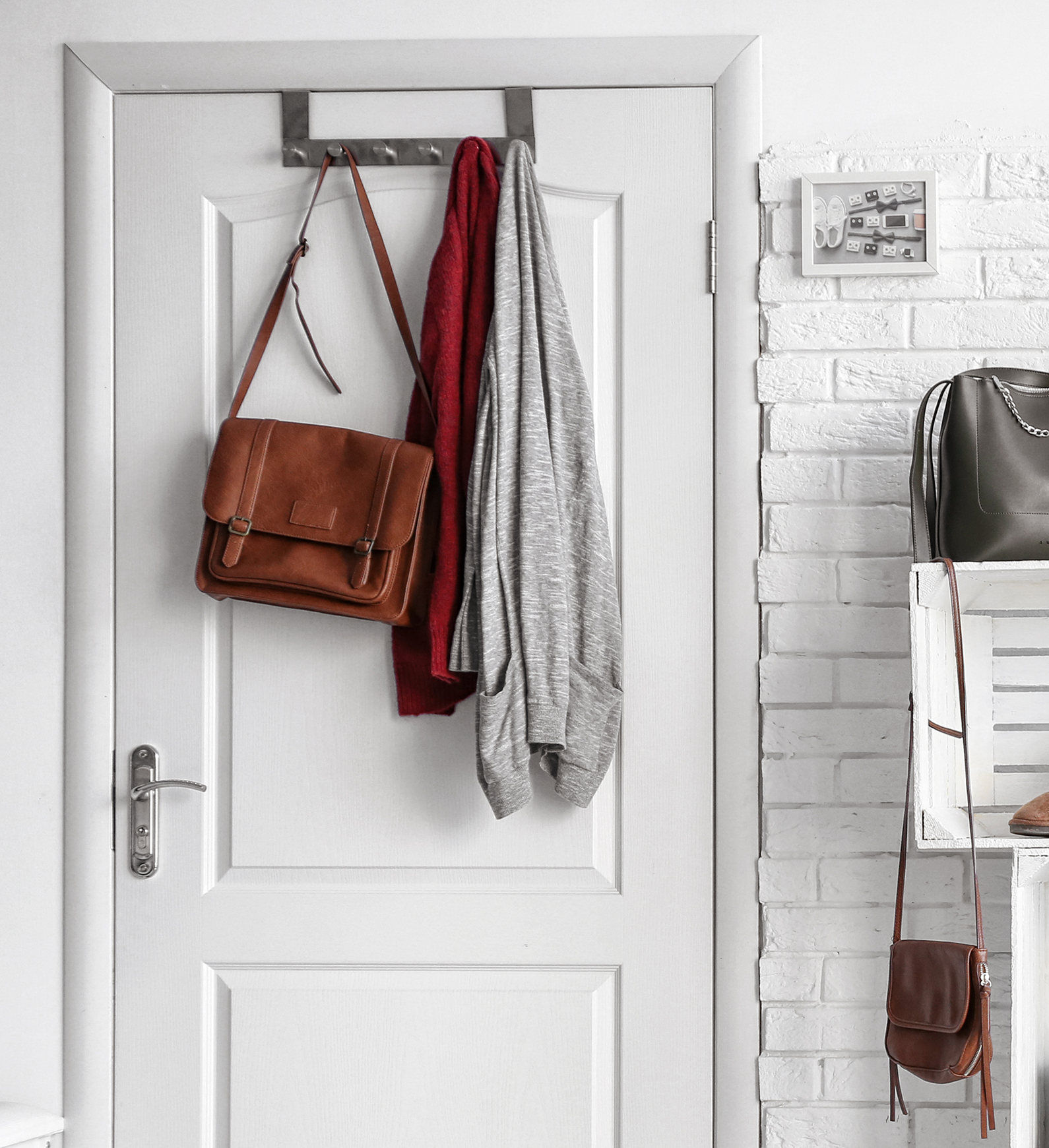 LGM Beschlag - Türgarderobe an weißer Türe mit Kleidung und Tasche aufgehängt