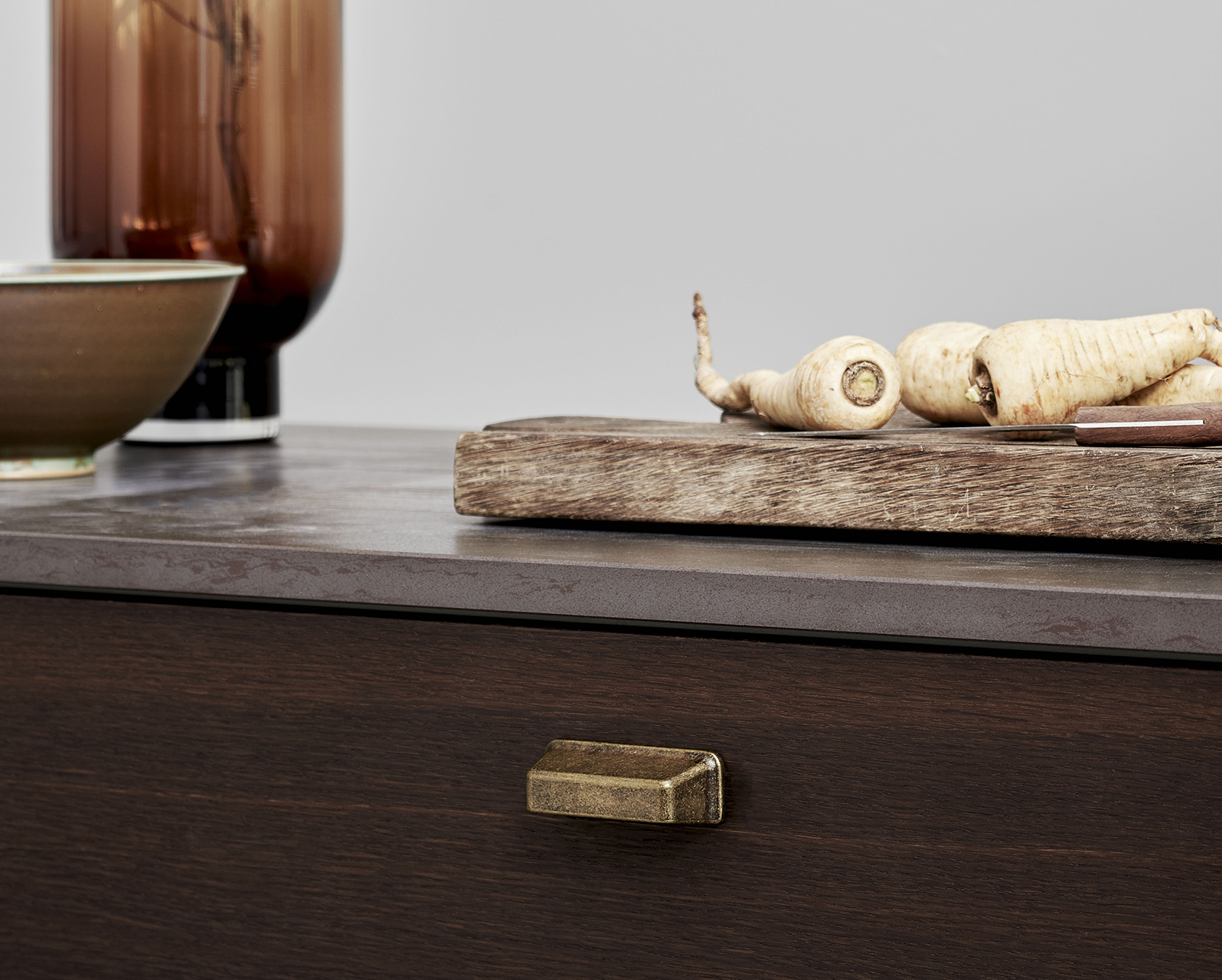 LGM Beschlag - antiker Möbelknopf aus Messing an Holzlade