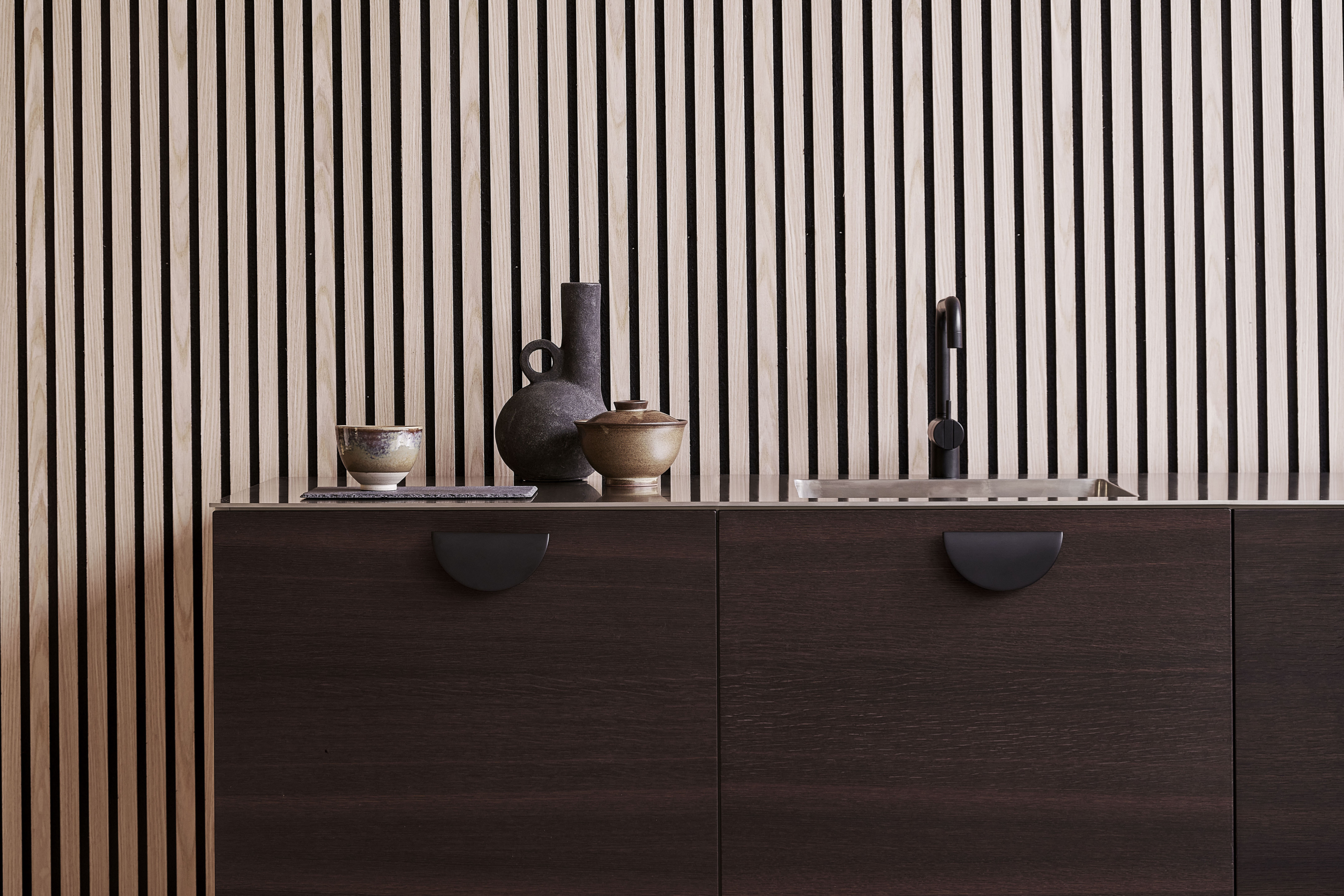 LGM Beschlag - Möbelgriffe für Wohnzimmer - schwarze Griffe an Holzschrank