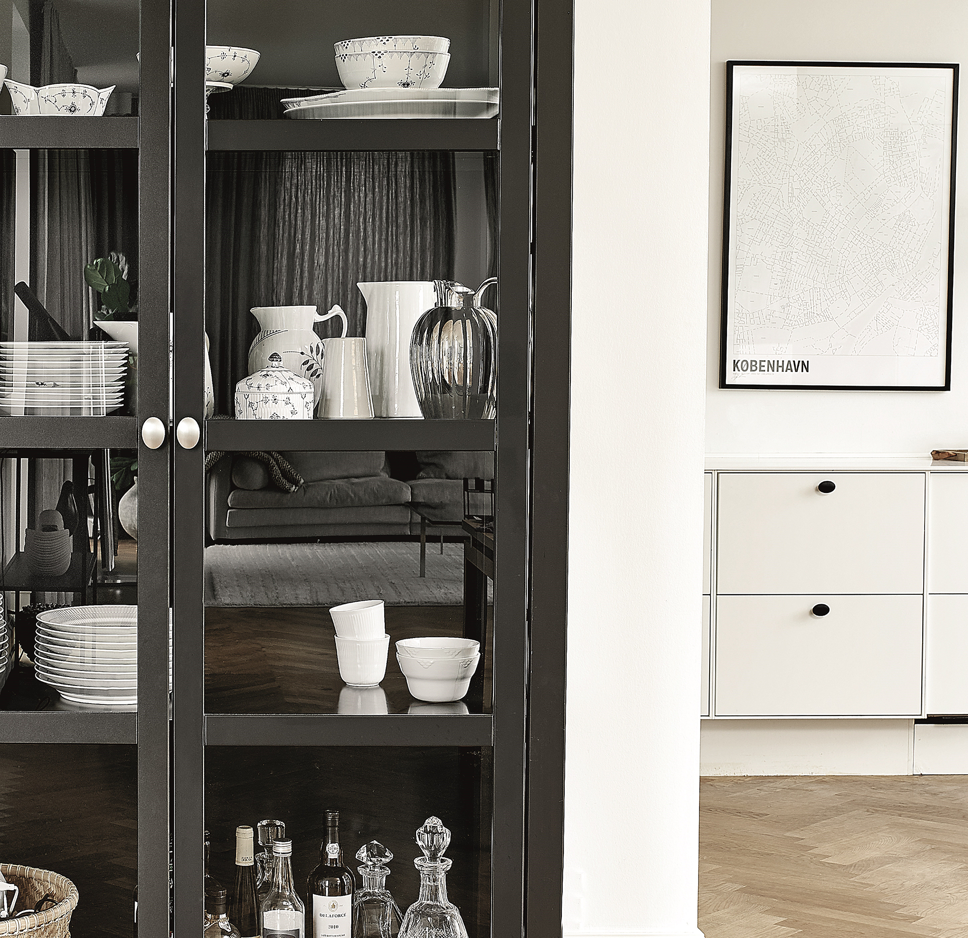 LGM Beschlag - Möbelgriffe für Wohnzimmer - Schwarze Vitrine mit silbernen Möbelknöpfen