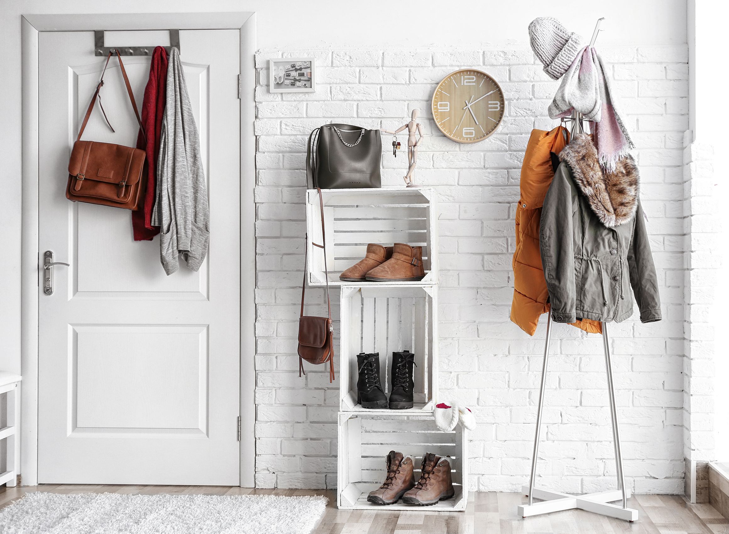LGM Beschlag - silberne Türgarderobe an weißer Türe