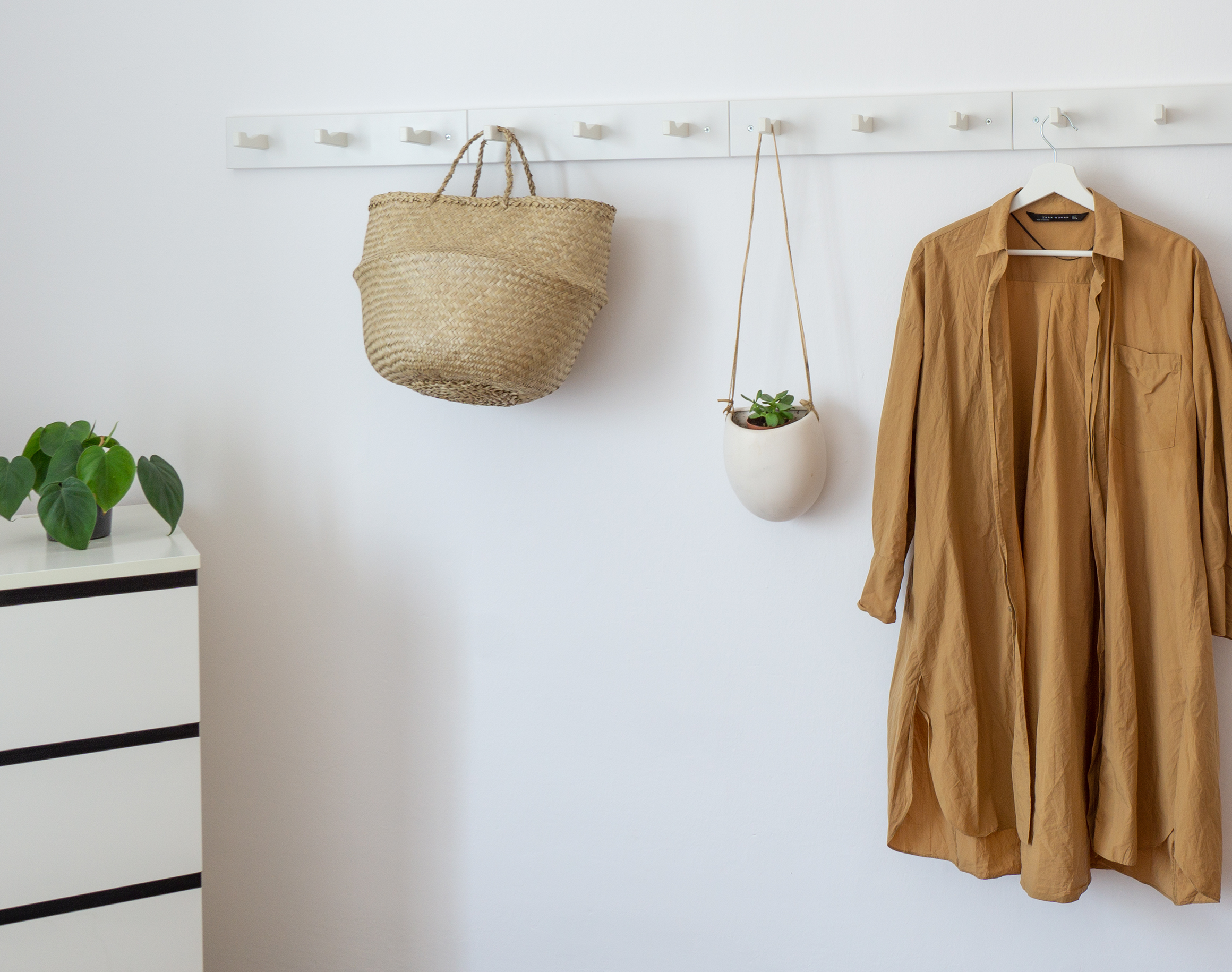 LGM Beschlag - Weiße Hakenleiste an weißer Wand