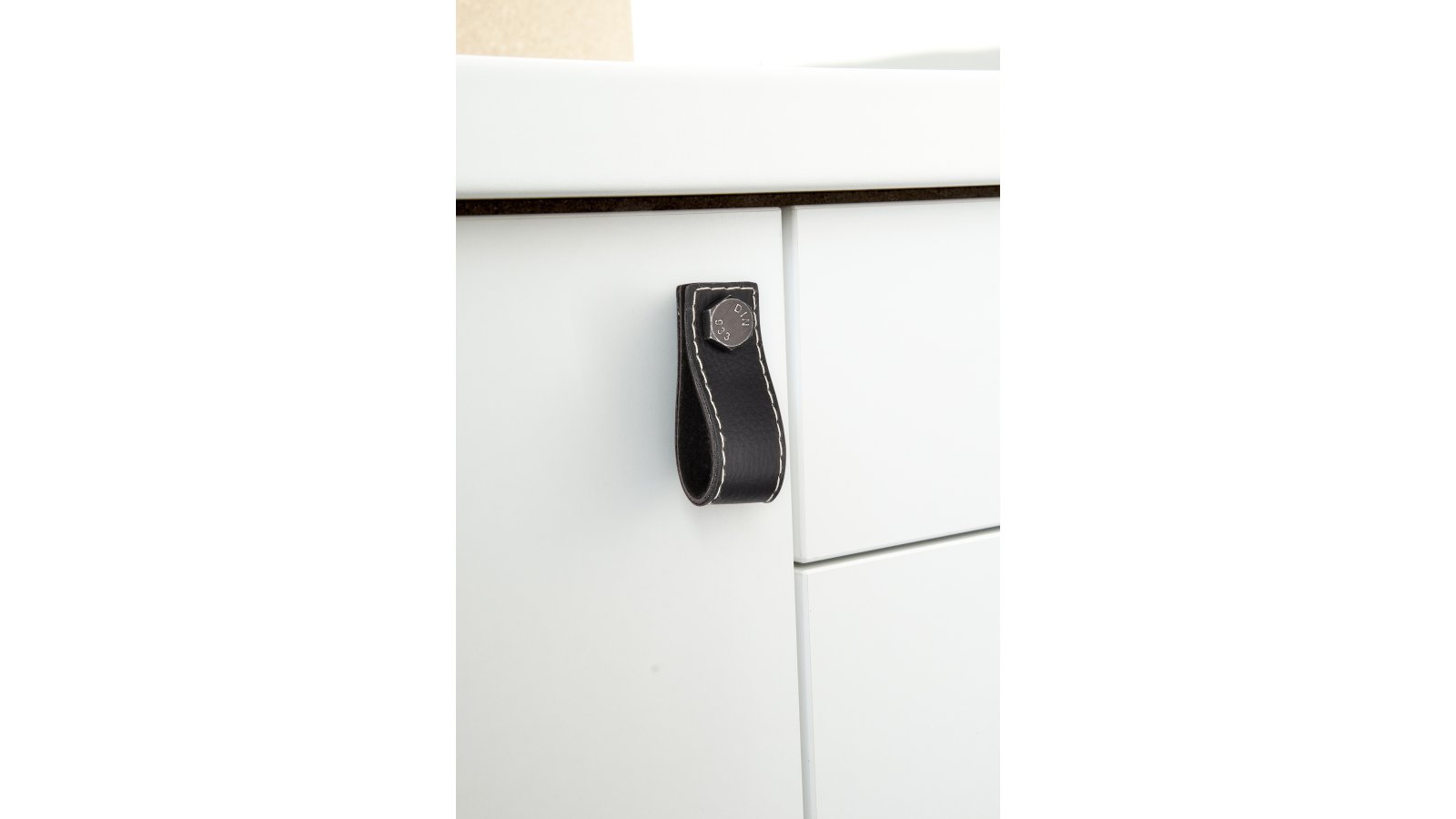 Knopf Elsfleth Kunstleder-Druckguss/Metallfuß schwarz eisenfarbig getrommelt matt - 75 mm lang  vor weißem Hintergrund