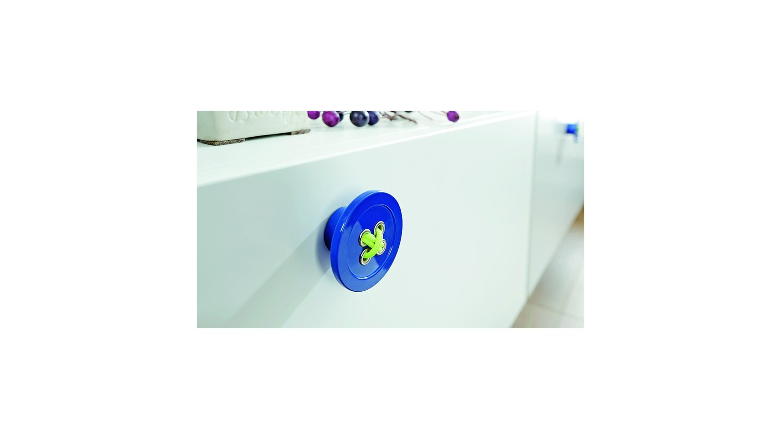 Knopf Herbolzheim Kunststoff glasiert - erikaviolett hochglanz, Schnur - gelbgrün - 58 mm lang  vor weißem Hintergrund