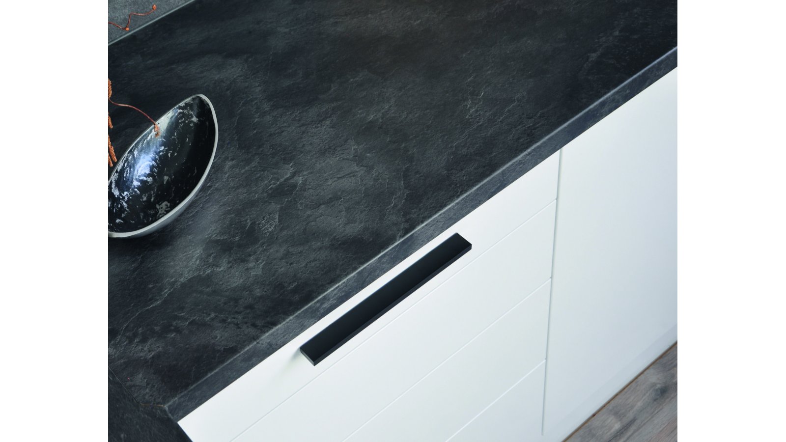 Griffleiste Denkendorf Aluminium schwarz matt pulverbeschichtet - 250 mm lang  vor weißem Hintergrund