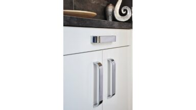 Griff Bad-Säckingen Druckguss chrom glänzend - 232 mm lang  vor weißem Hintergrund