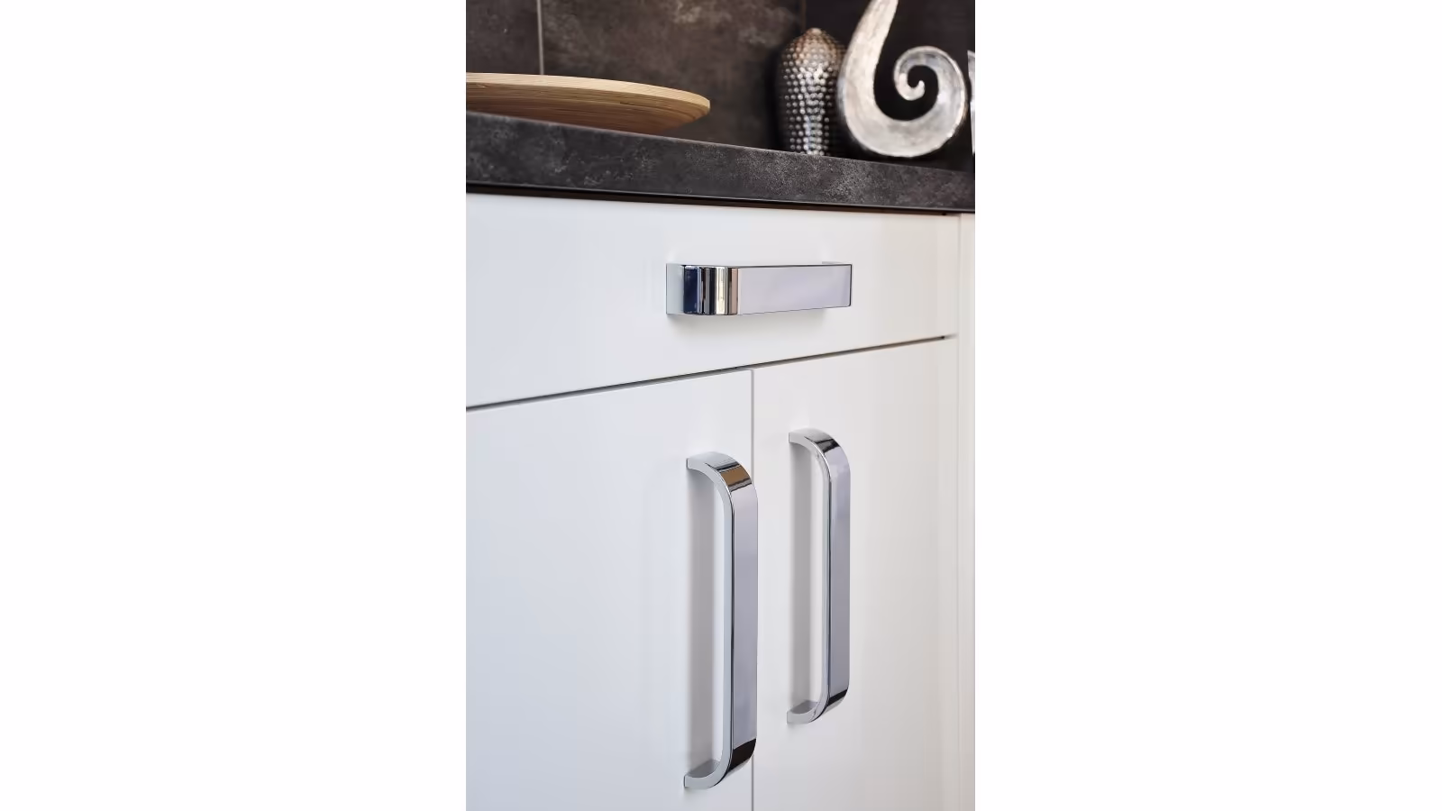 Griff Bad-Säckingen Druckguss chrom glänzend - 232 mm lang  vor weißem Hintergrund