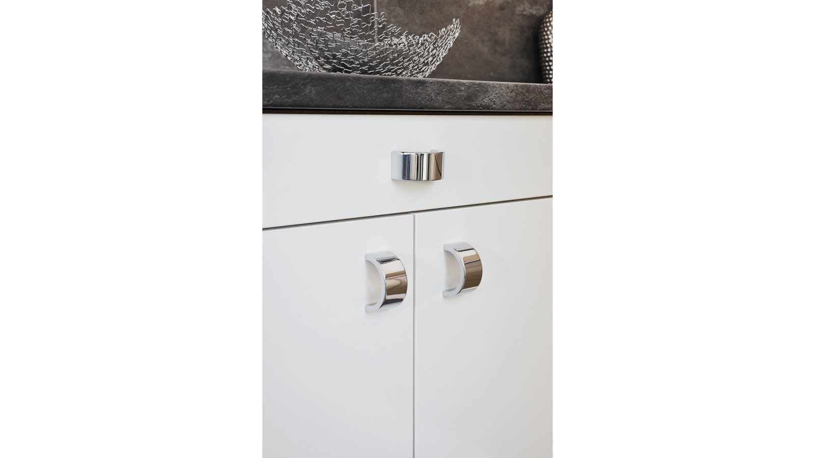 Moebelgriff-Bad-Saeckingen-chrom-Zinkdruckguss-laenge-72-704080-anwendung Griff Bad-Säckingen Druckguss chrom glänzend - 72 mm lang vor weißem Hintergrund