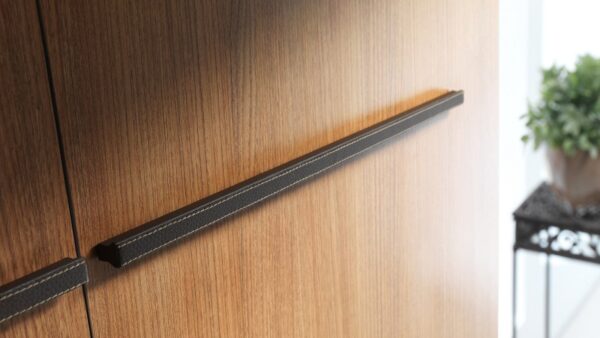 Griff Blumberg Kunststoff Metallfolieneffekt - silber glänzend - 340 mm lang  vor weißem Hintergrund