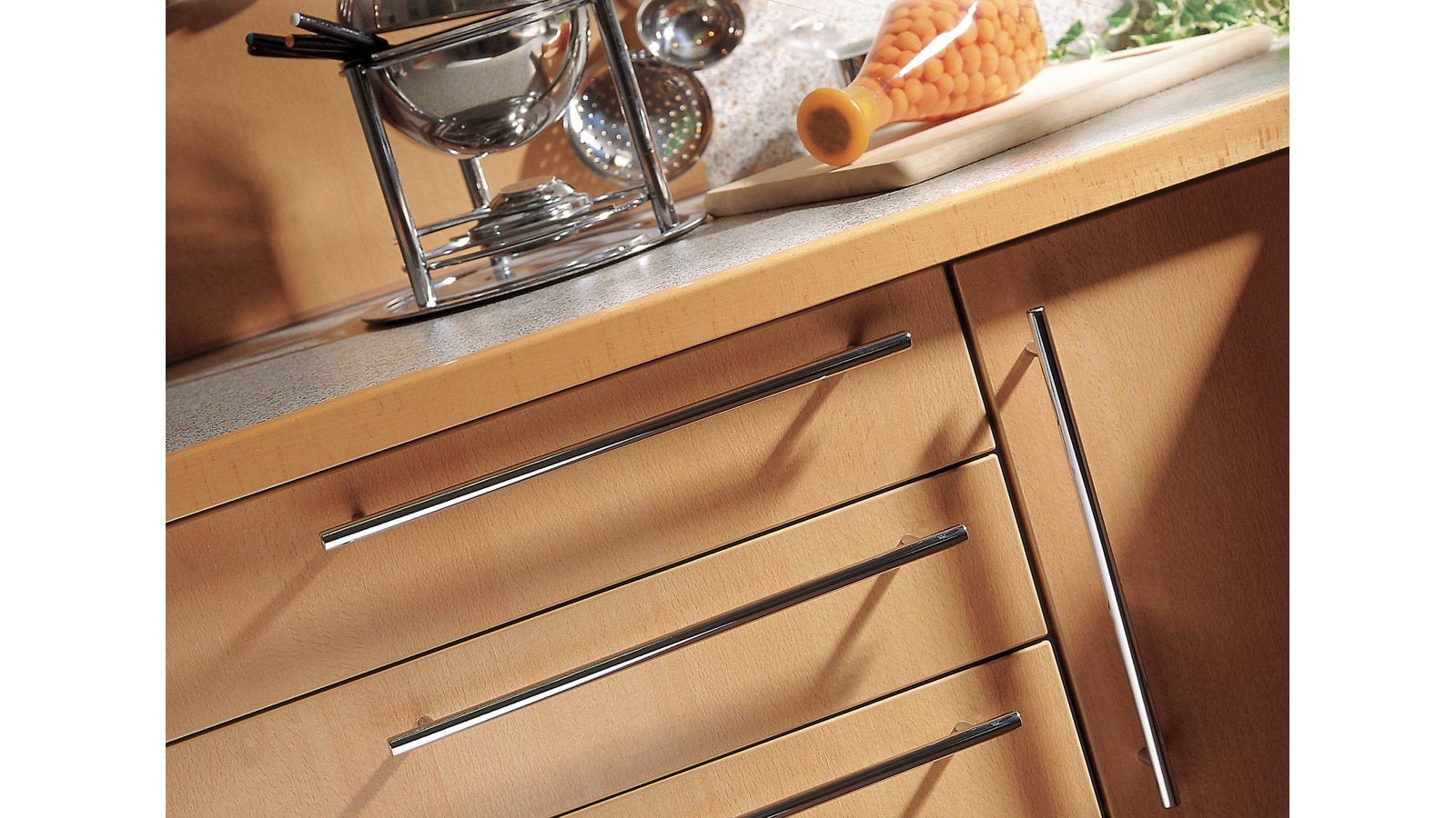 Griff Bruchsal Stahl chrom glänzend - 416 mm lang  vor weißem Hintergrund