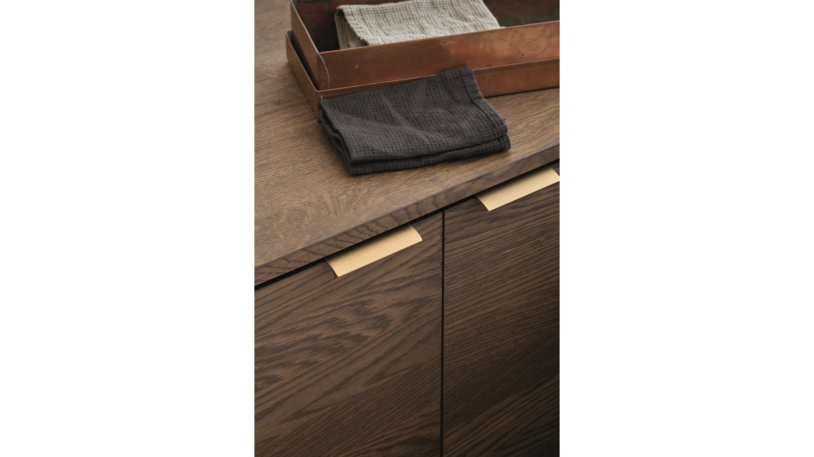 Griff EDGE-Straight Aluminium - Messing gebürstet - 100 mm lang  vor weißem Hintergrund