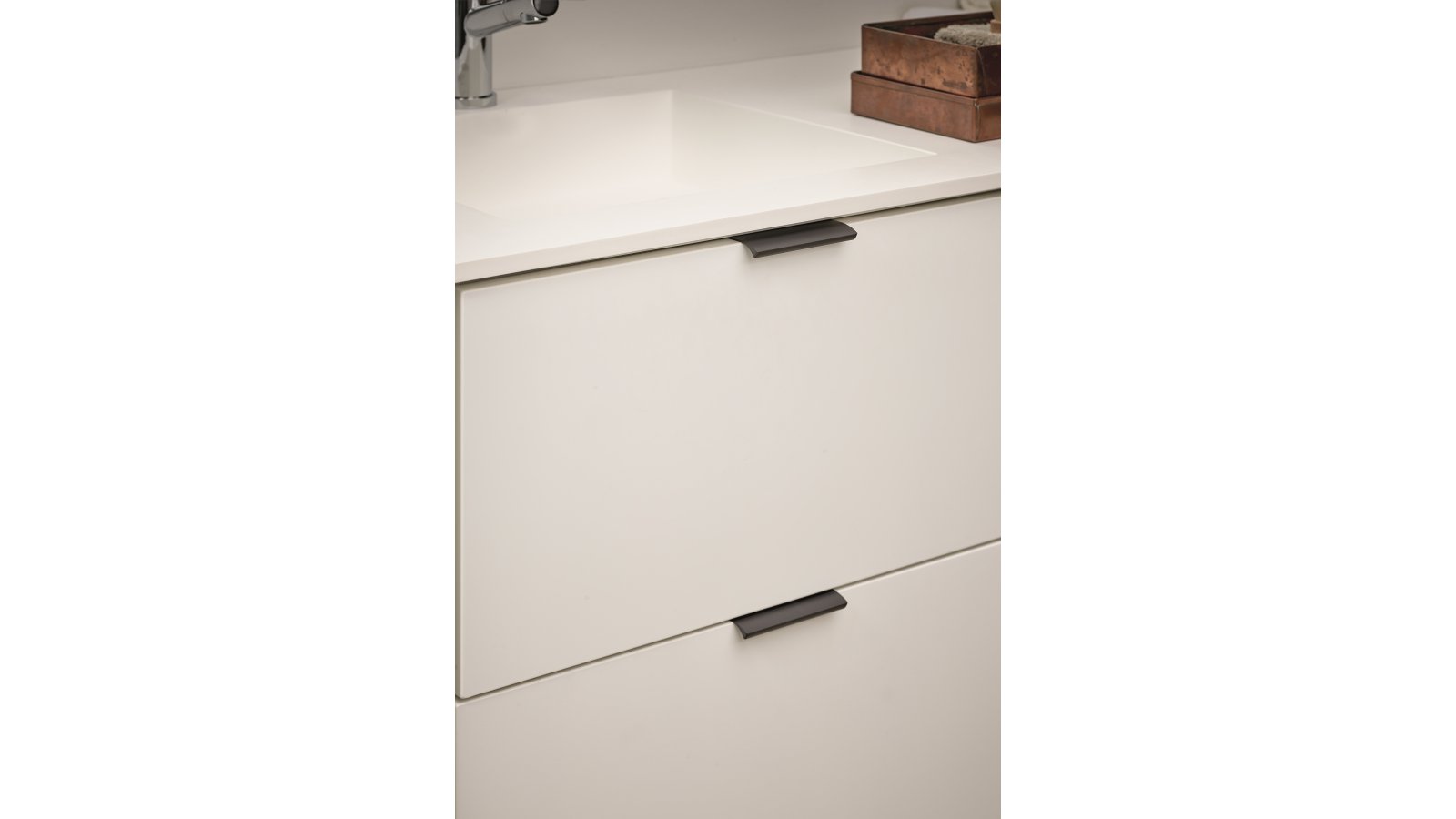 Griff EDGE-Straight Aluminium - Gebürstet matt schwarz - 100 mm lang  vor weißem Hintergrund