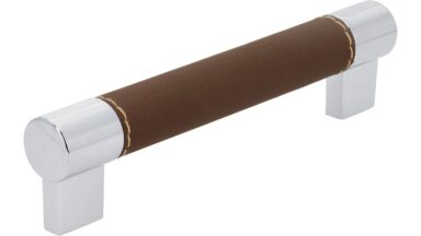 Griff Erbach Kunstleder-Druckguss/Metallfuß braun chrom glänzend - 151 mm lang vor weißem Hintergrund