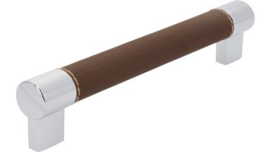 Griff Erbach Kunstleder-Druckguss/Metallfuß braun chrom glänzend - 183 mm lang vor weißem Hintergrund