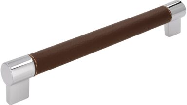 Griff Erbach Kunstleder-Druckguss/Metallfuß braun chrom glänzend - 215 mm lang vor weißem Hintergrund
