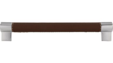 Griff Erbach Kunstleder-Druckguss/Metallfuß braun chrom glänzend - 215 mm lang  vor weißem Hintergrund