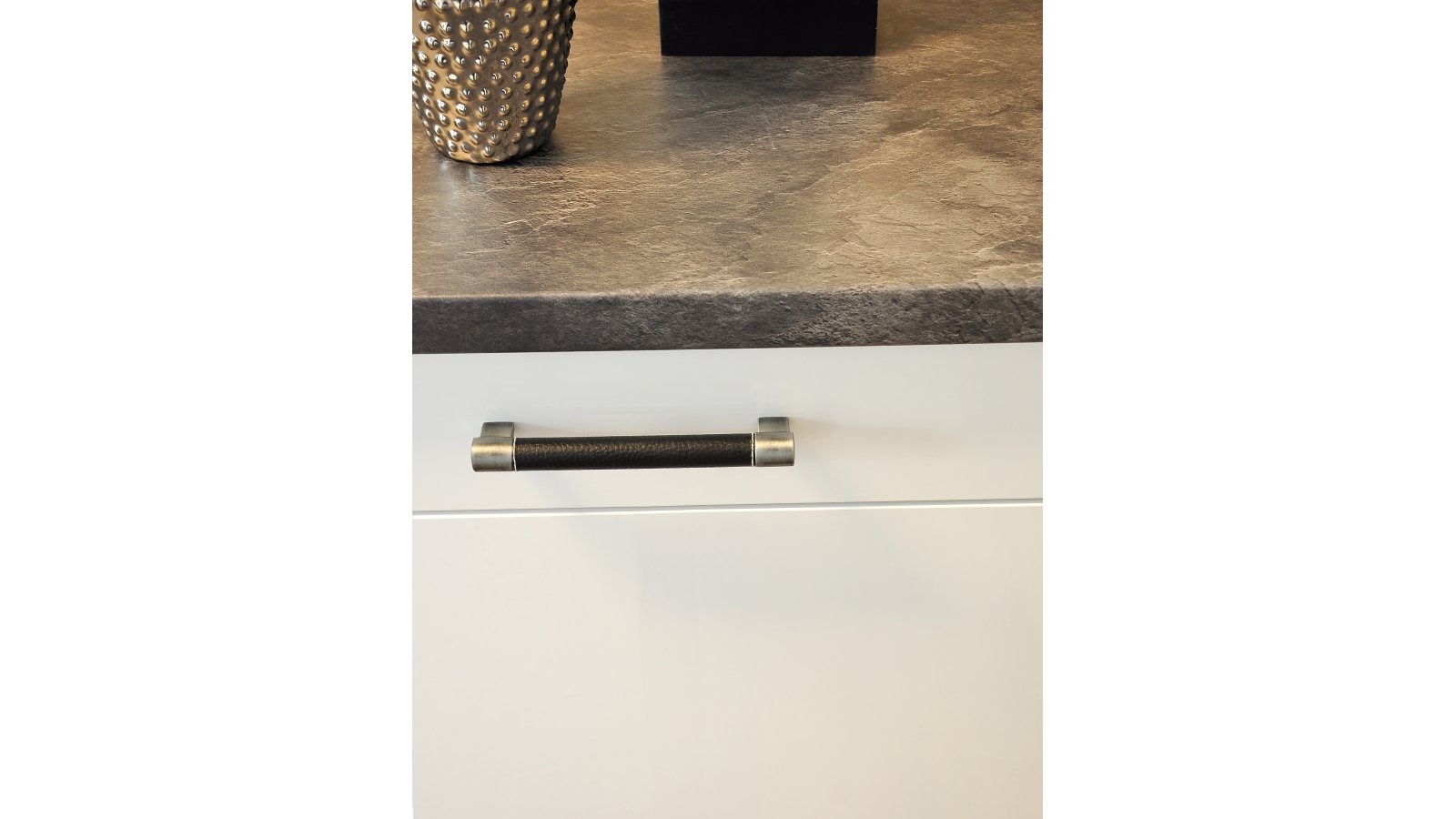 Griff Erbach Kunstleder-Druckguss/Metallfuß schwarz eisenfarbig gebürstet matt - 183 mm lang  vor weißem Hintergrund