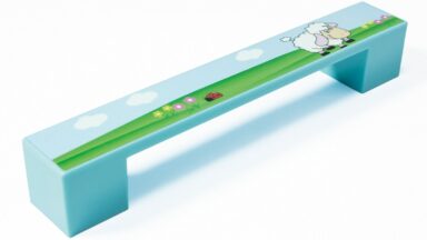 Griff Kirkel Kunststoff - babyblau, Kunststoff bedruckt - schaf - 164 mm lang vor weißem Hintergrund