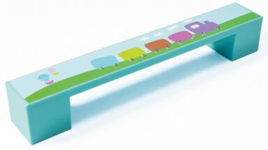 Griff Kirkel Kunststoff - babyblau, Kunststoff bedruckt - zug mit steinchen - 164 mm lang vor weißem Hintergrund