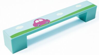 Griff Kirkel Kunststoff - babyblau, Kunststoff bedruckt - auto mit steinchen - 164 mm lang vor weißem Hintergrund