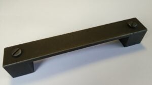 Griff Kirkel Kunststoff - grau-silber-schraube, Kunststoff - grau-silber - 164 mm lang  vor weißem Hintergrund
