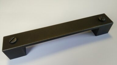 Griff Kirkel Kunststoff - grau-silber-schraube, Kunststoff - grau-silber - 164 mm lang vor weißem Hintergrund