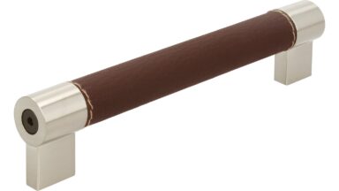 Griff Meckenbeuren Kunstleder-Druckguss/Metallfuß braun vernickelt feingeschliffen - 182 mm lang vor weißem Hintergrund