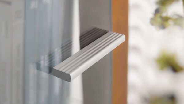 Griff Oldenburg Kunststoff Metallfolieneffekt - edelstahleffekt - 105 mm lang  vor weißem Hintergrund