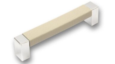 Griff Rodenbach Kunstleder - Kunststoff beige metallisiert chrom glänzend - 106 mm lang vor weißem Hintergrund