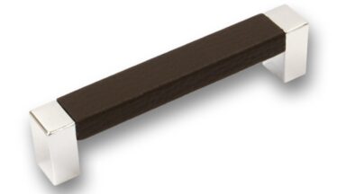 Griff Rodenbach Kunstleder - Kunststoff braun metallisiert chrom glänzend - 106 mm lang vor weißem Hintergrund