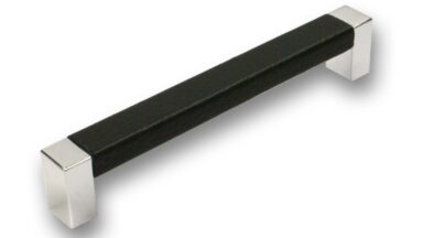 Griff Rodenbach Kunstleder - Kunststoff schwarz metallisiert chrom glänzend - 138 mm lang vor weißem Hintergrund