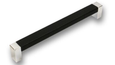 Griff Rodenbach Lederstruktur - schwarz, Kunststoff metallisiert - chrom glänzend - 170 mm lang vor weißem Hintergrund