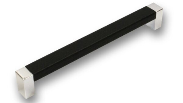 Griff Rodenbach Lederstruktur - schwarz, Kunststoff metallisiert - chrom glänzend - 170 mm lang vor weißem Hintergrund