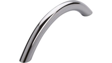 Griff St-Ingbert Stahl chrom glänzend - 114 mm lang vor weißem Hintergrund