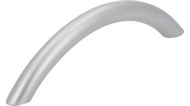 Griff St-Ingbert Stahl chrom matt - 114 mm lang vor weißem Hintergrund