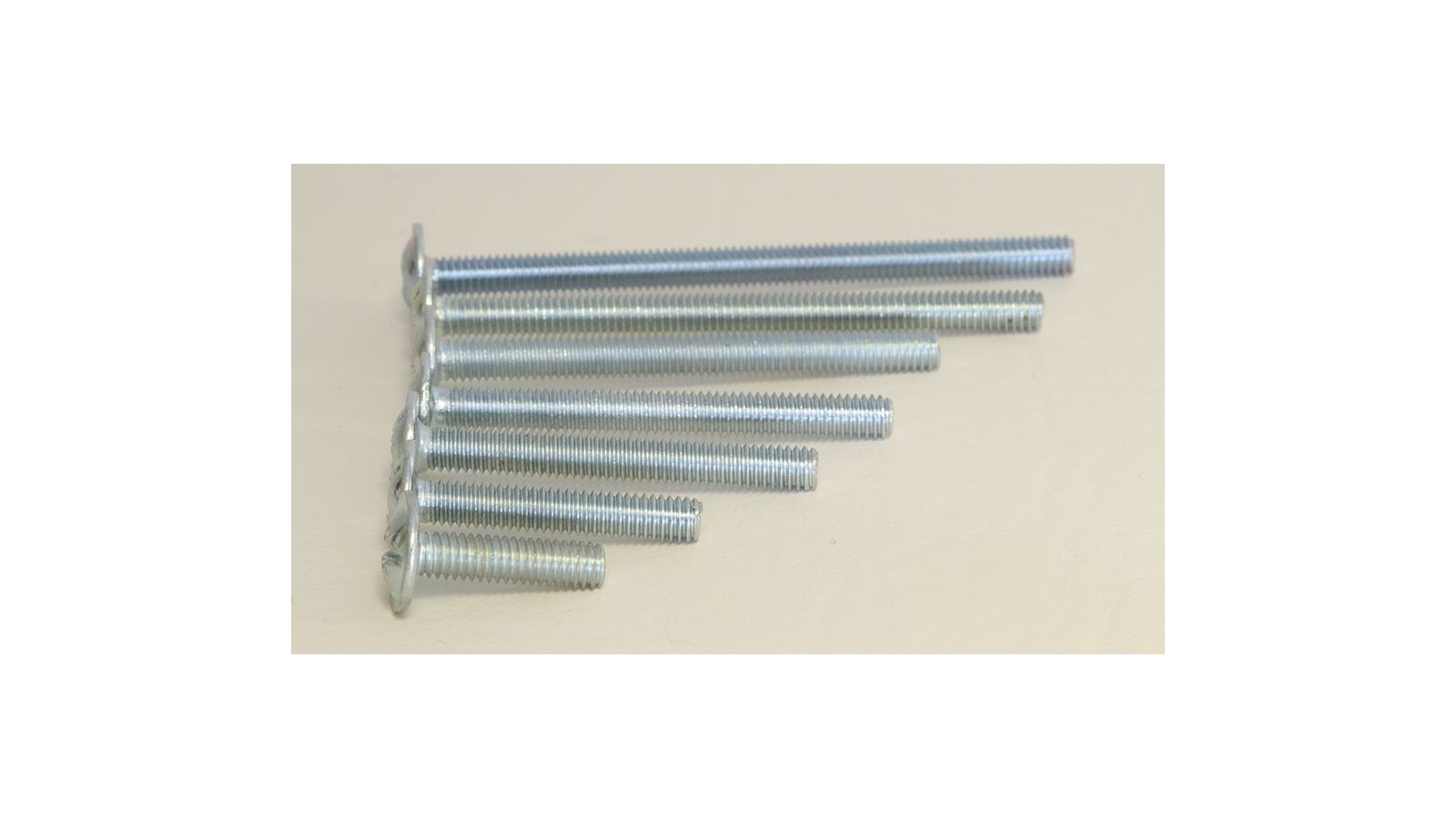 Möbelgriffschraube M4 Stahl Verzinkt - galvanisiert - 14 mm lang  vor weißem Hintergrund