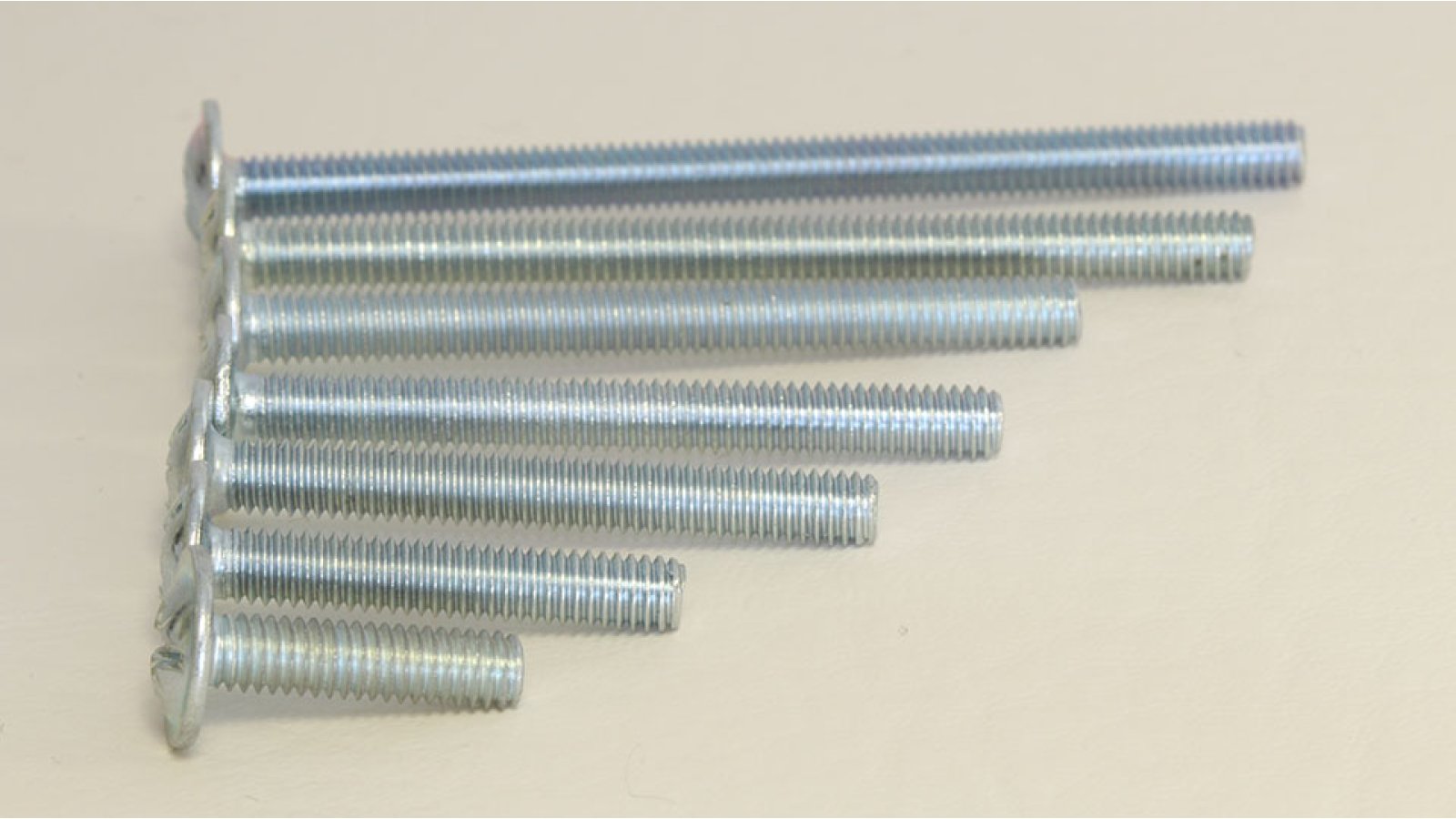 Möbelgriffschraube M4 Stahl Verzinkt - galvanisiert - 8 mm lang  vor weißem Hintergrund