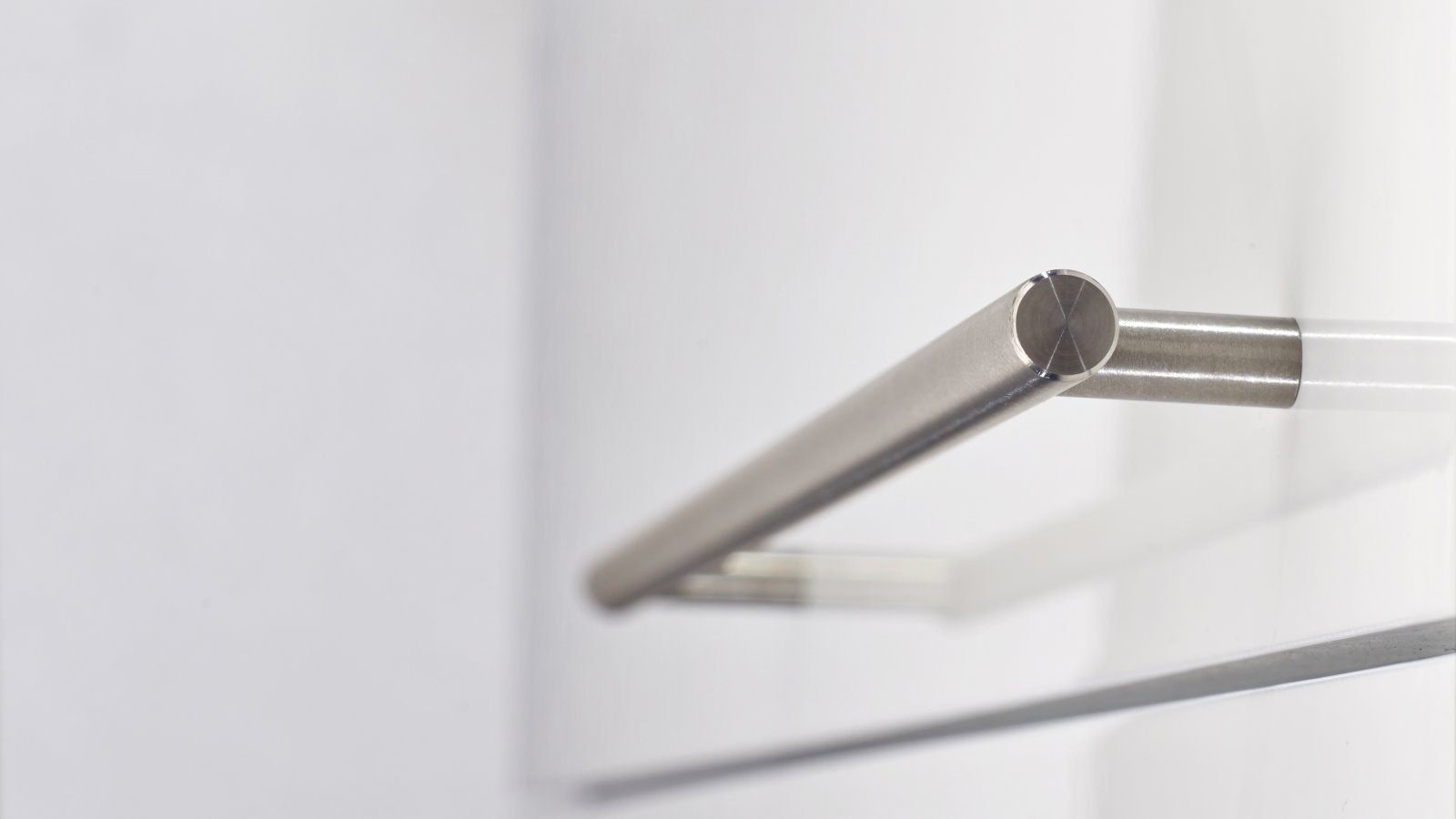 Stangengriff-Muenden-edelstahlfarbig-Edelstahl-Stahl-laenge-168-SW-220240-anwendung Stangengriff Münden Edelstahl gebürstet - 168 mm lang vor weißem Hintergrund