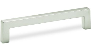 Design-Bügelgriff Reinbek Zamak vernickelt matt - 138 mm lang vor weißem Hintergrund
