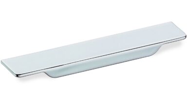 Designgriff Emmendingen Zamak verchromt poliert - 118 mm lang vor weißem Hintergrund