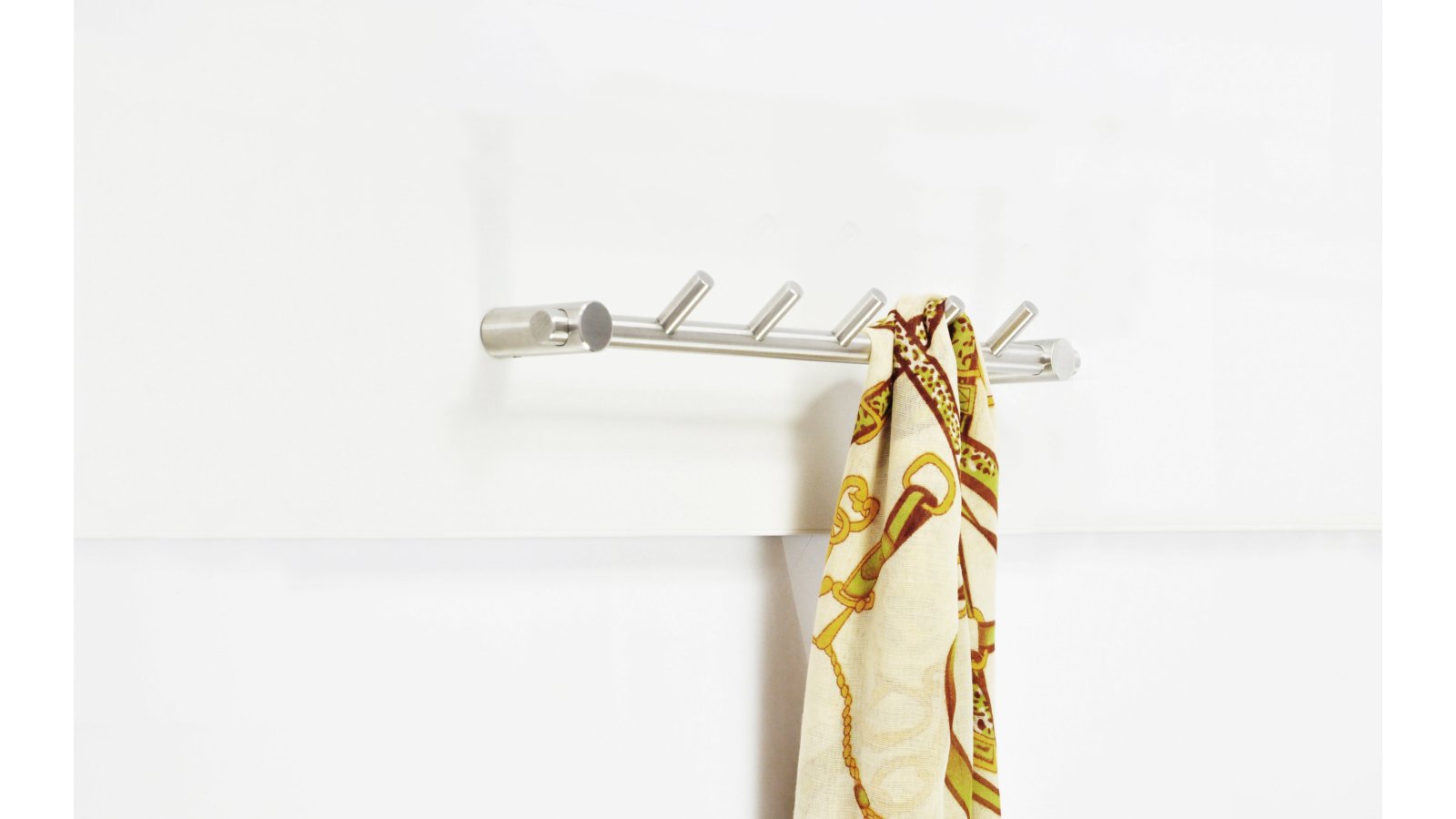 Hakenleiste-Hasbergen-edelstahlfarbig-Edelstahl-Stahl-laenge-320-772944-anwendung Hakenleiste Hasbergen Edelstahl fein geschliffen - 320 mm lang vor weißem Hintergrund