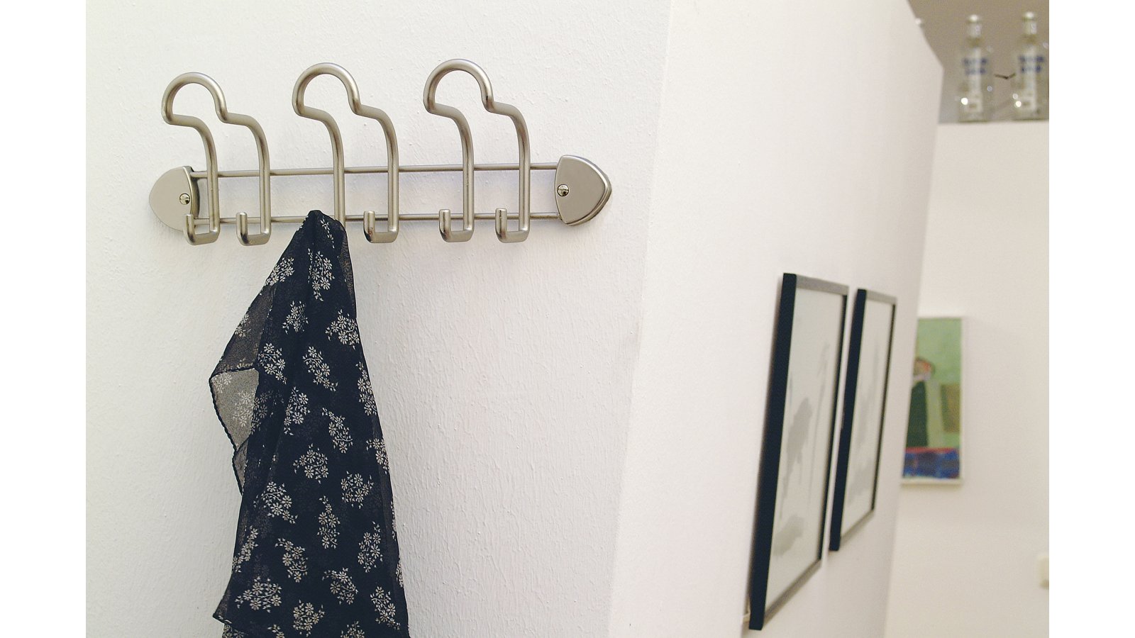 Hakenleiste Öhringen Stahl matt vernickelt - 365 mm lang  vor weißem Hintergrund