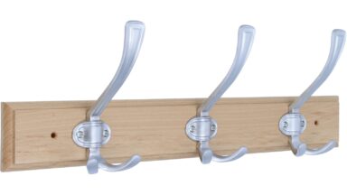 Hakenleiste Warstein Druckguss - Holz buche natur lackiert chrom matt - 500 mm lang vor weißem Hintergrund