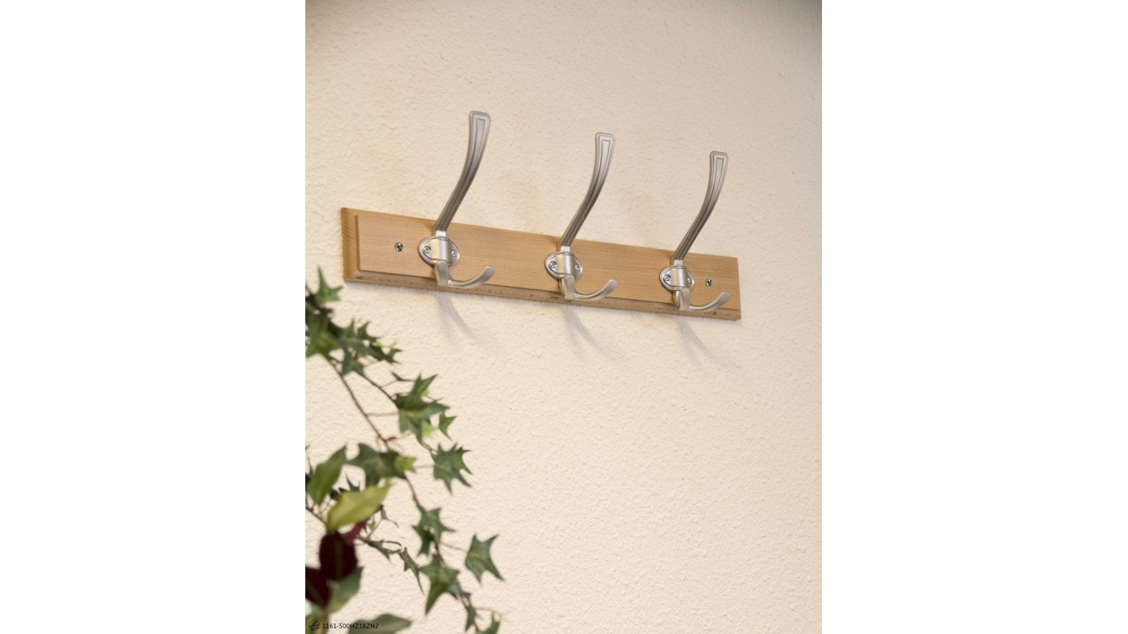 Hakenleiste Warstein Druckguss - Holz buche natur lackiert chrom matt - 500 mm lang  vor weißem Hintergrund