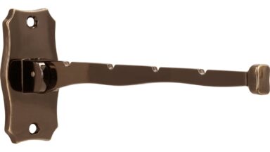 Klapparm Fulda Druckguss altmessingfarbig brüniert getrommelt - 204 mm lang vor weißem Hintergrund