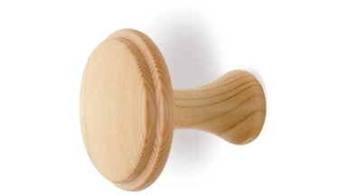 Haken Edemissen Holz kiefer natur lackiert - 64 mm lang vor weißem Hintergrund