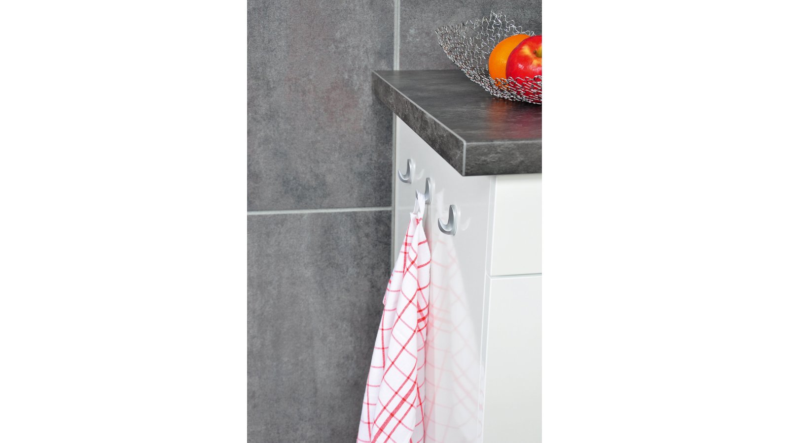 Kleiderhaken-Feldkirchen-chrom-Kunststoff-laenge-29-782296-anwendung Haken Feldkirchen Kunststoff chrom matt 3 stück - 29 mm lang vor weißem Hintergrund