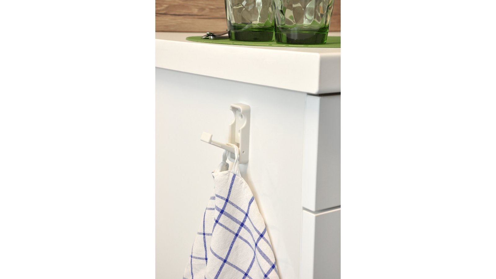 Haken Geisenfeld Kunststoff weiß - 70 mm lang  vor weißem Hintergrund